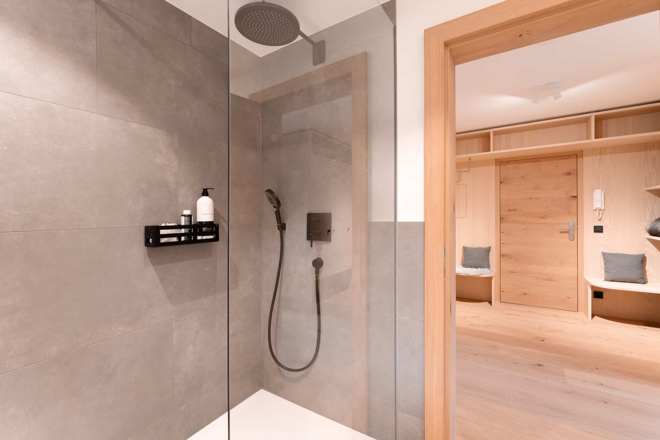 Appartement 6 - Badezimmer mit Walk-In Dusche I Gästehaus Strasser in Riezlern Kleinwalsertal